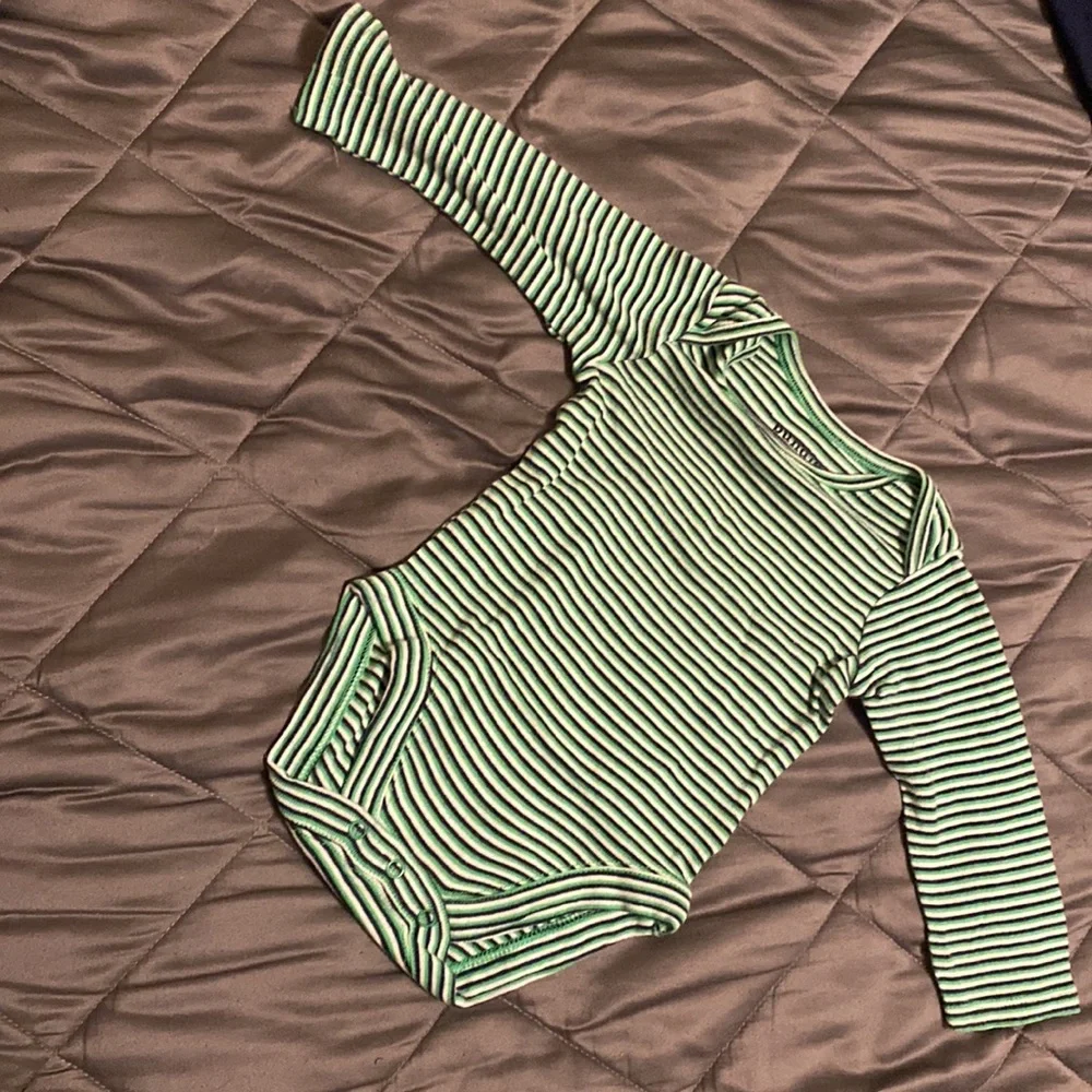 (2) Long sleeves bodysuits | size 3-6 months - Picture 3 of 3